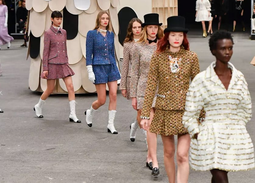 Vui đùa cùng thời trang tại Chanel Haute Couture Xuân Hè 2023