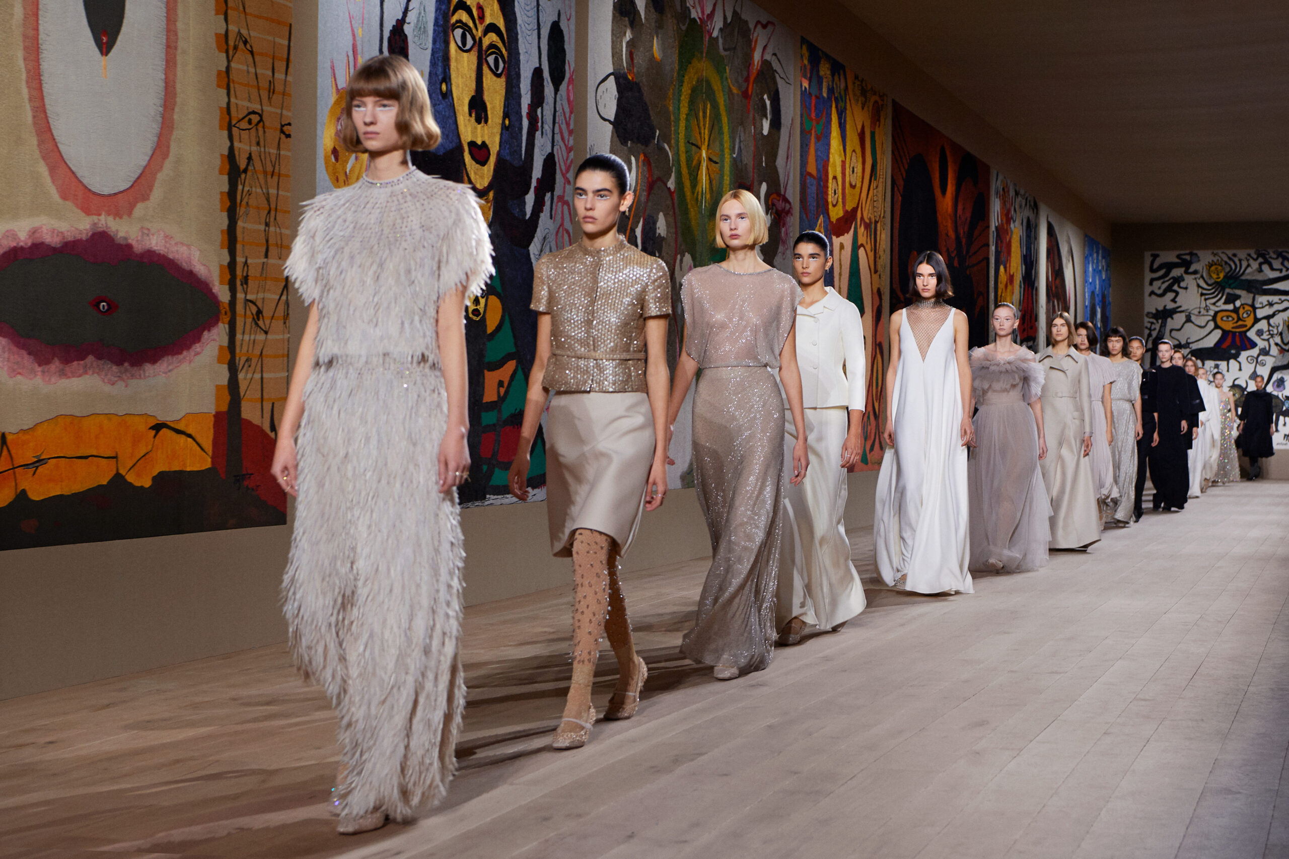 Điểm lại 16 xu hướng thời trang 2023 tại tuần lễ thời trang New York và  London