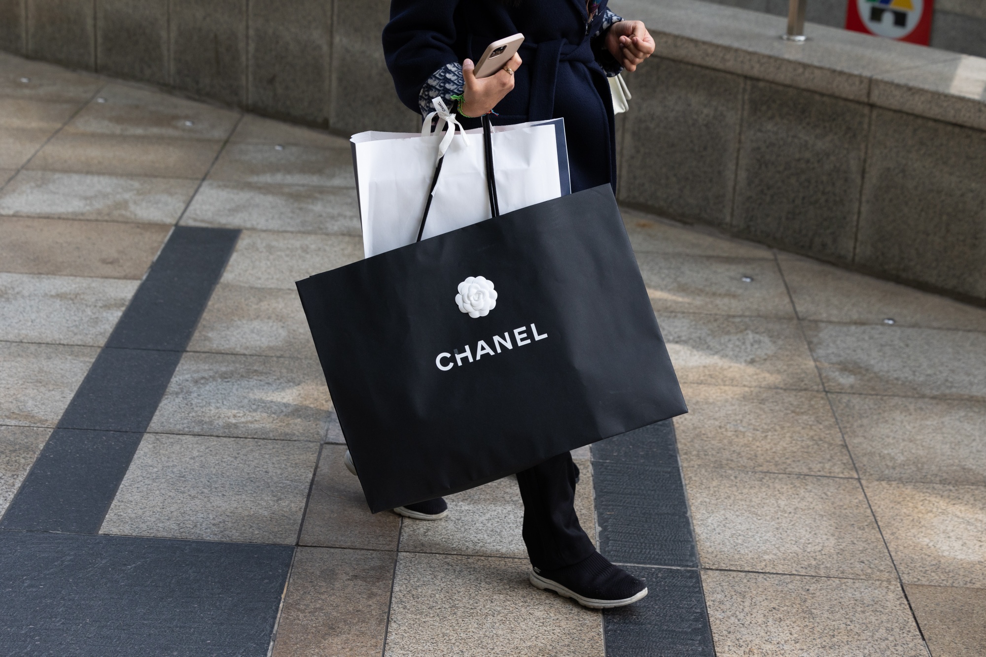 Xu hướng tăng giá của Chanel và những thương hiệu đình đám  Báo Dân trí